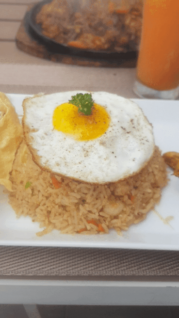 Рис с тунцом, сок из папайи и шипящая сковородка с креветками.