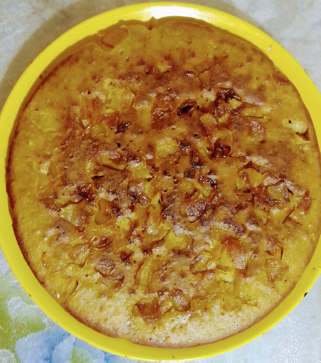 Яблочный пирог, приготовленный на сковороде