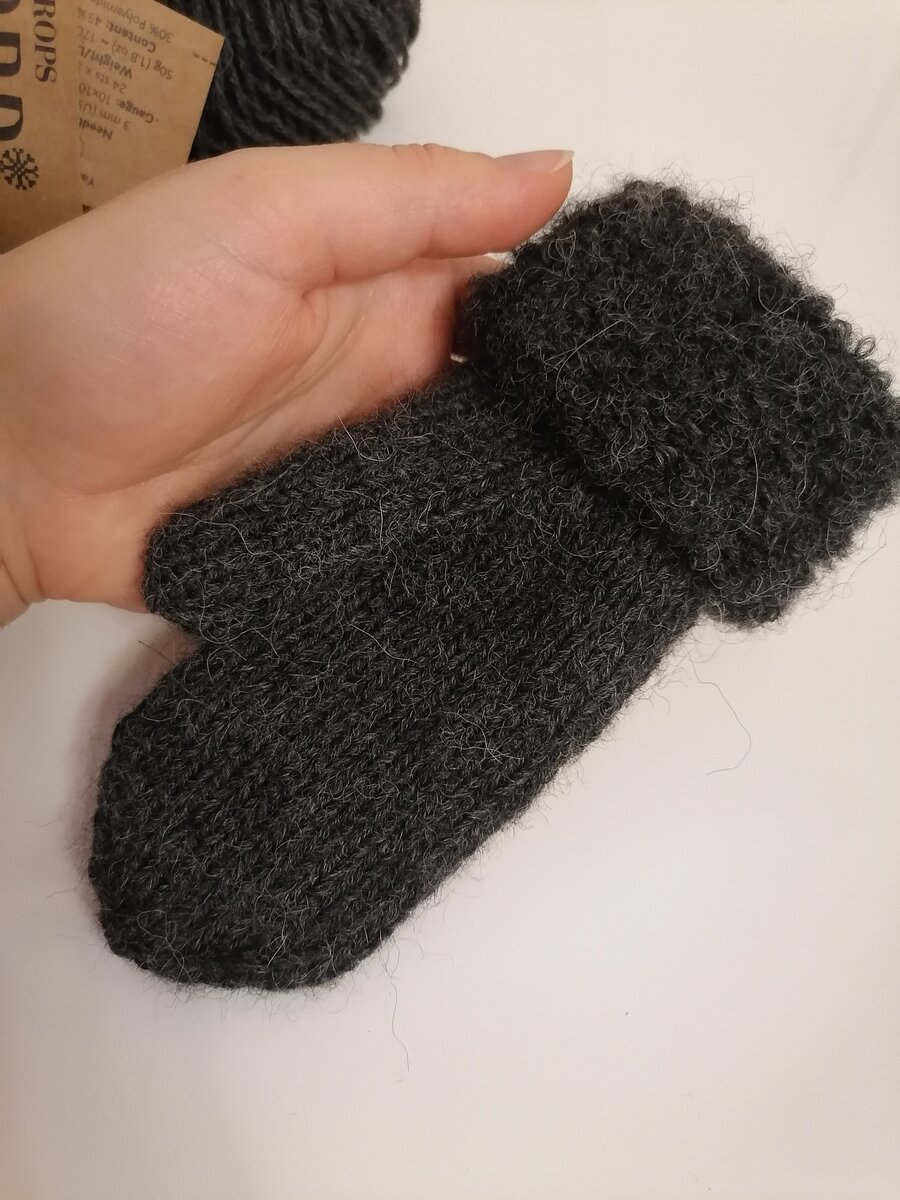 Детская варежка. Манжета выполнена из буклированной пряжи