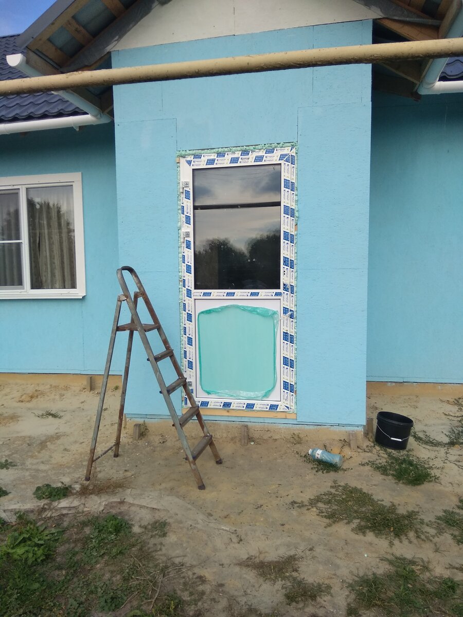 Бюджетная дверь, но для крыльца сойдёт. Правда накосячил при установке, весной-летом буду переустанавливать 🤭