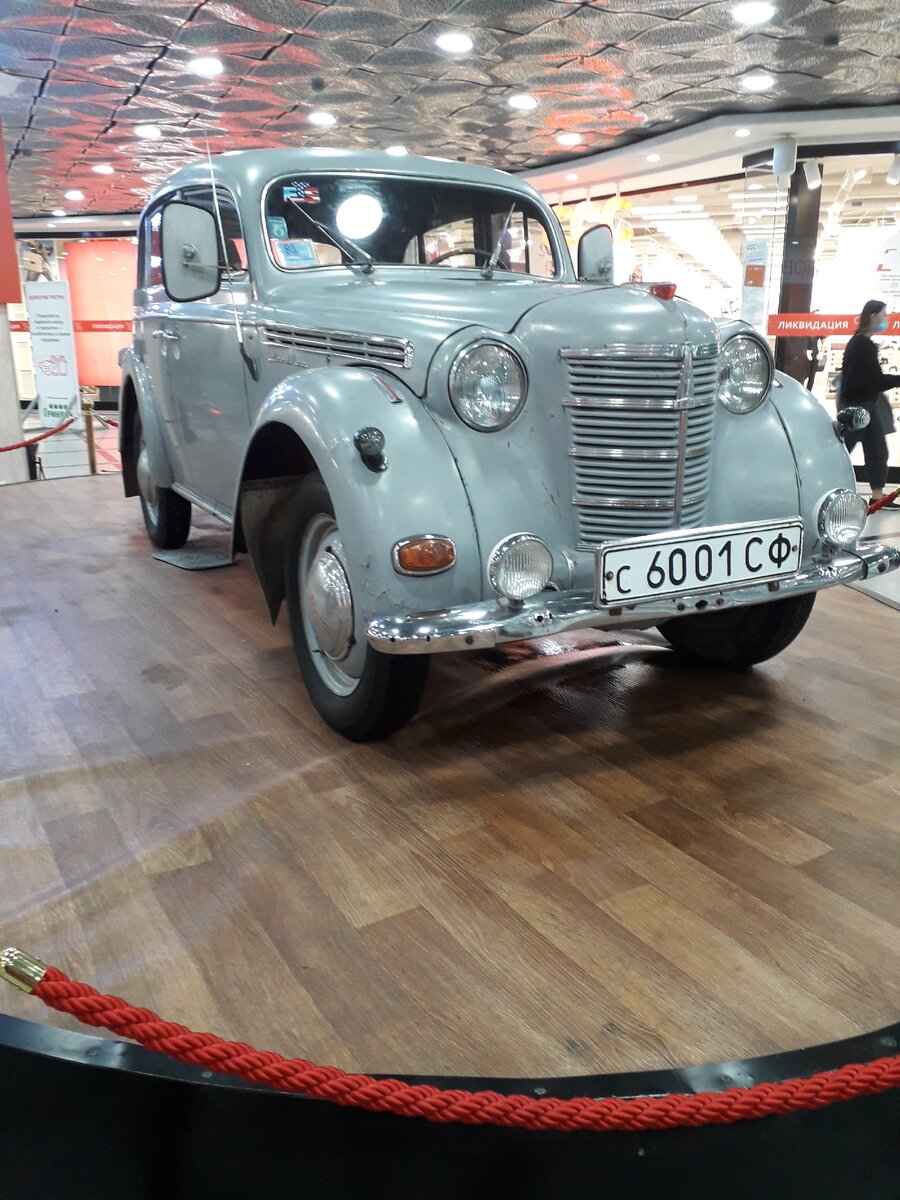 вот бы все отношения были настолько крепкими, как металл у машин того времени. Фото автора из ТЦ Гринвич г. Екатеринбург
