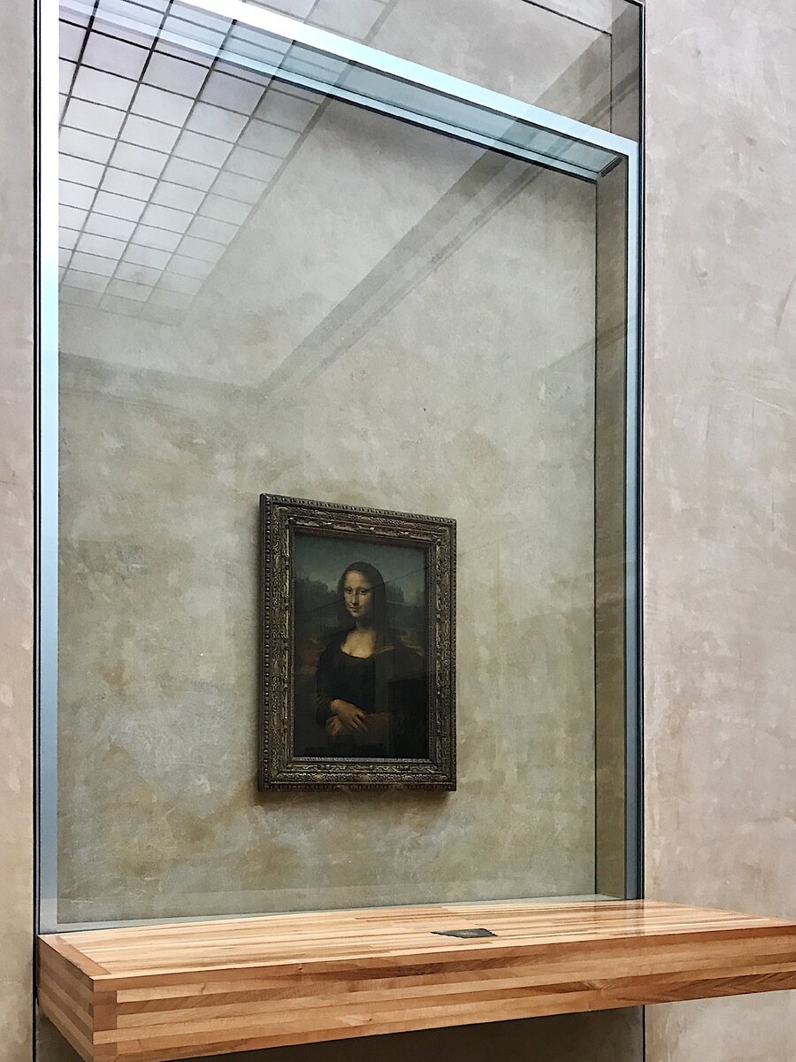 Несмотря на огромную очередь, которая образуется перед картиной, мне удалось подойти максимально близко и сделать фото на память