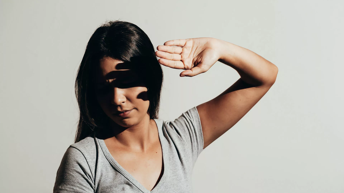 Если стало больно смотреть на свет, надо срочно обращаться к врачу