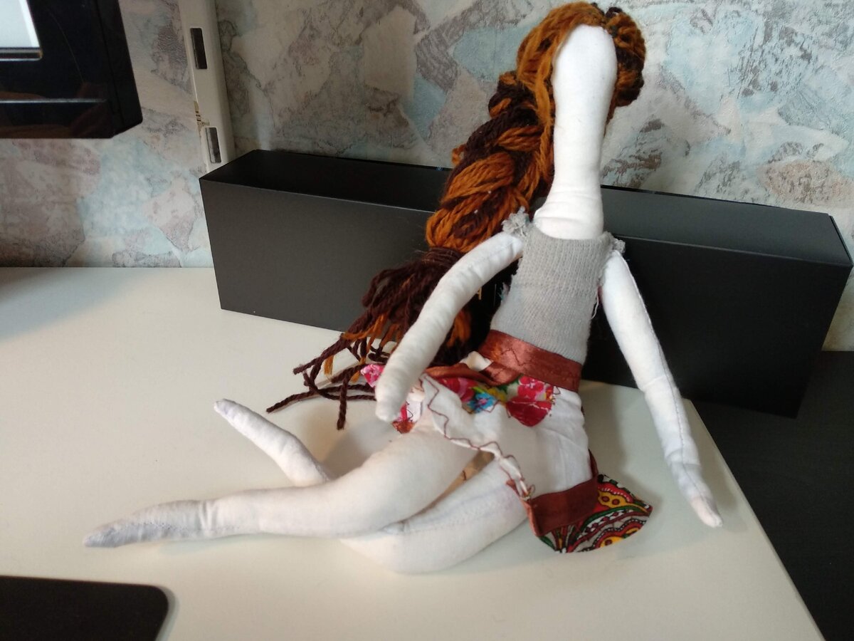 Этой весной муж подарил мне швейную машинку. Не думала что смогу сшить куклу, но это оказалось не очень сложно.