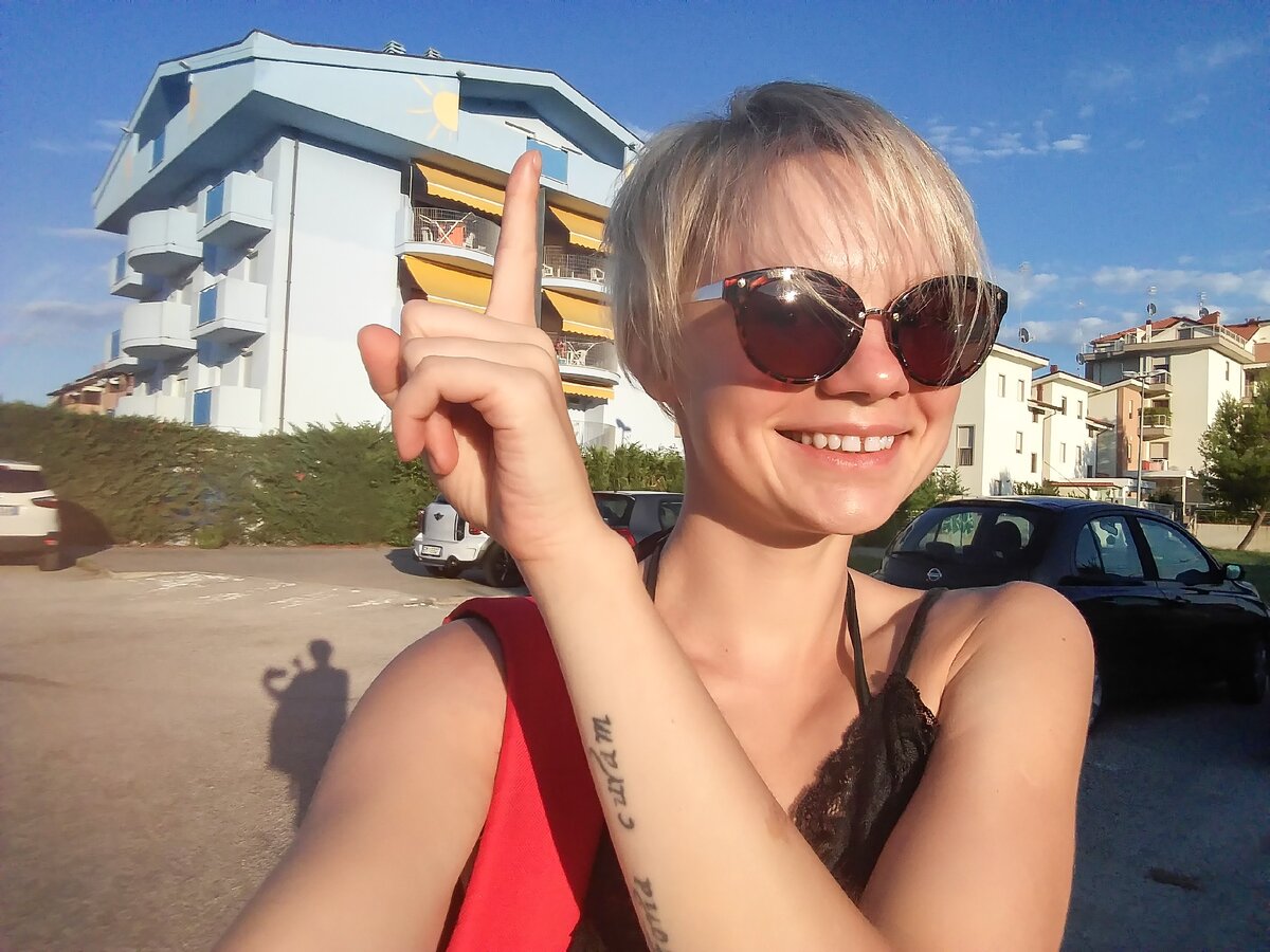 Это резиденция у моря в Италии, в которой мы жили месяц. Балкон, на который указывает мой палец - наш.