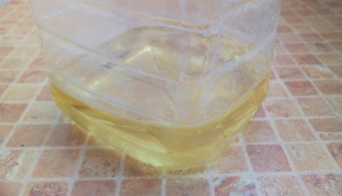 Чистое льняное масло. Очередная бутылка подходит к концу. Моё фото.