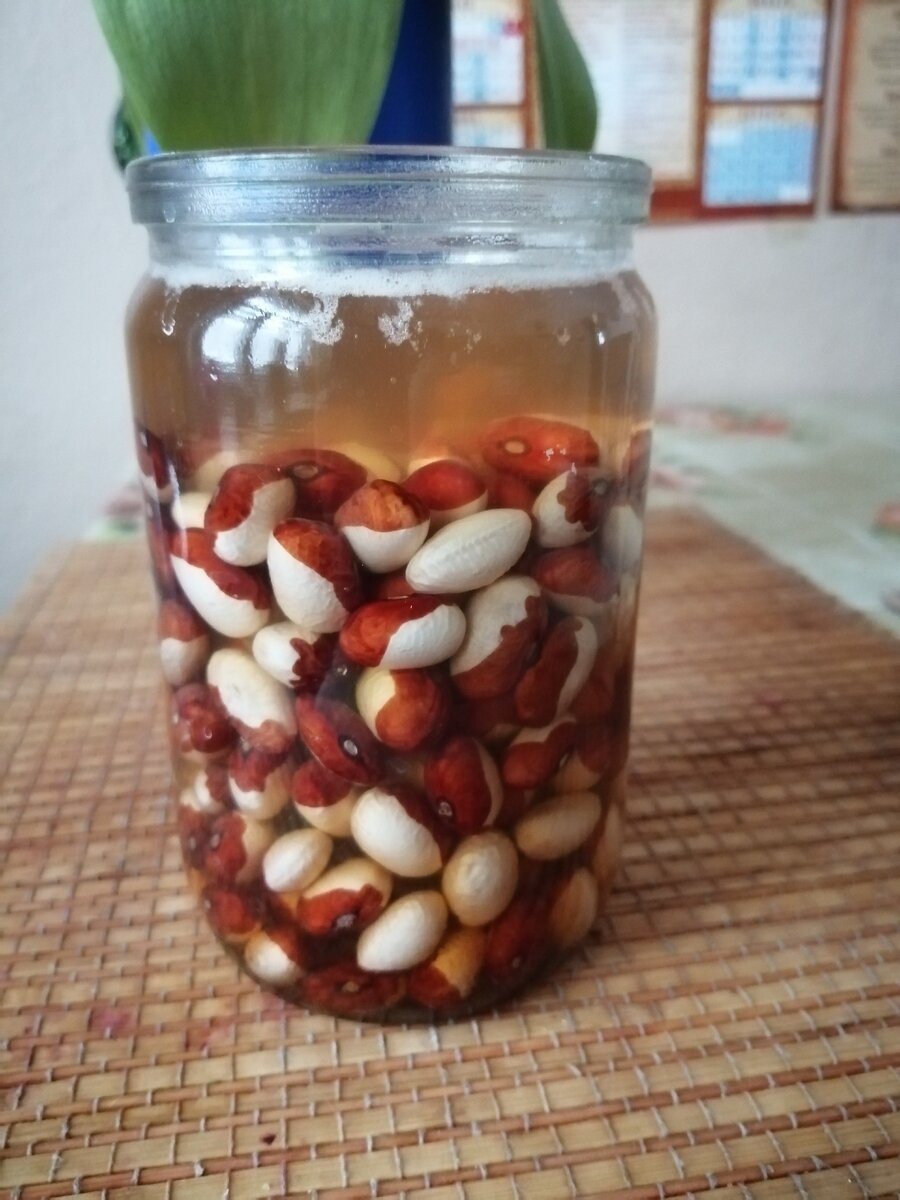 Здесь, кстати, банка не литровая, 700-грамовая. Были такая очень удобная тара в советские времена.