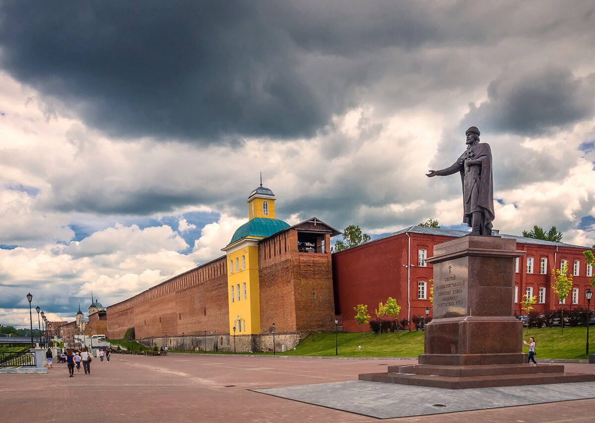 Памятники смоленск адреса. Памятник Владимиру в Смоленске. Памятник князю Владимиру в Смоленске. Памятник на набережной Смоленск.