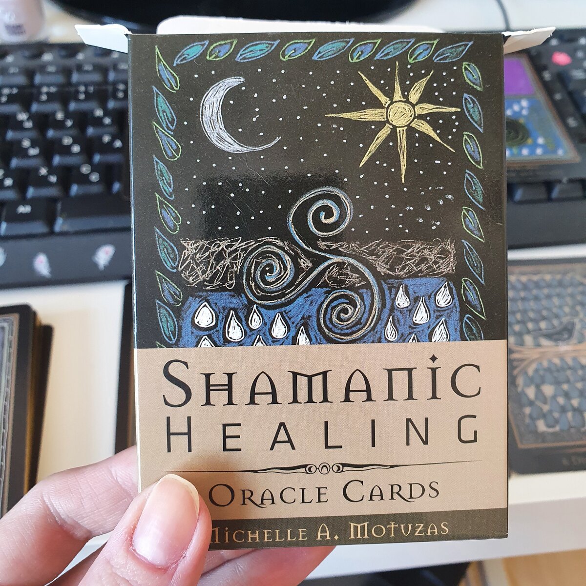 Коробочка Shamanic healing oracle (фото мое)