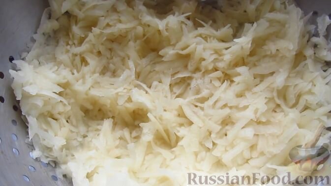 Картофель очищаем и натираем на крупной терке, сразу выкладываем на сито или дуршлаг. Отжимаем картофельный сок.