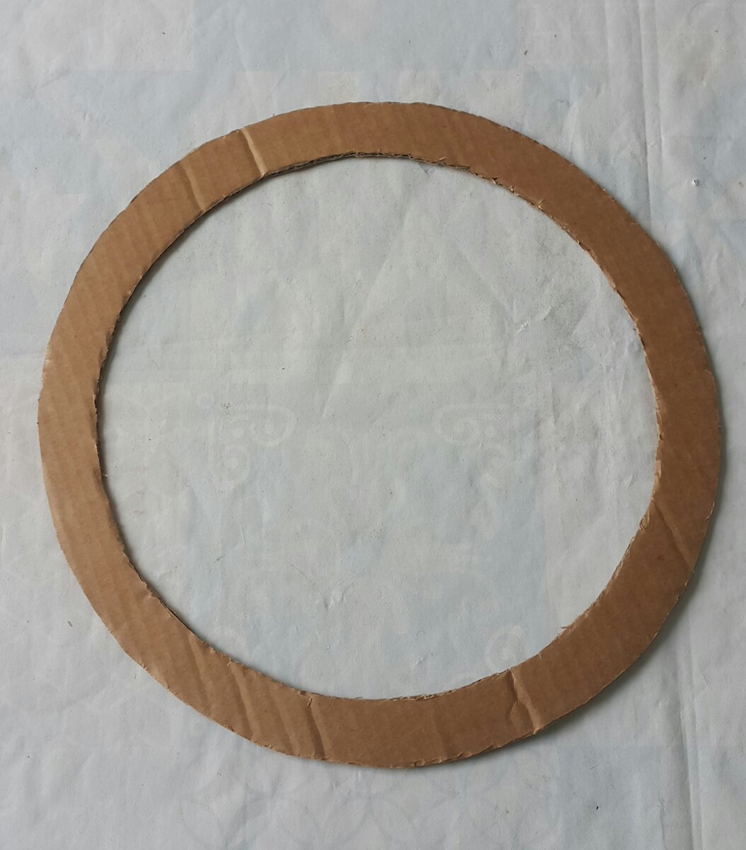 Из картона вырезаем основание, размер на Ваш вкус 🙂