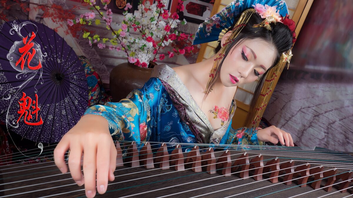 Фото с сайта: https://s2.best-wallpaper.net/wallpaper/2560x1440/1712/Beautiful-Japanese-girl-playing-guzheng-retro-style-dress_2560x1440.jpg