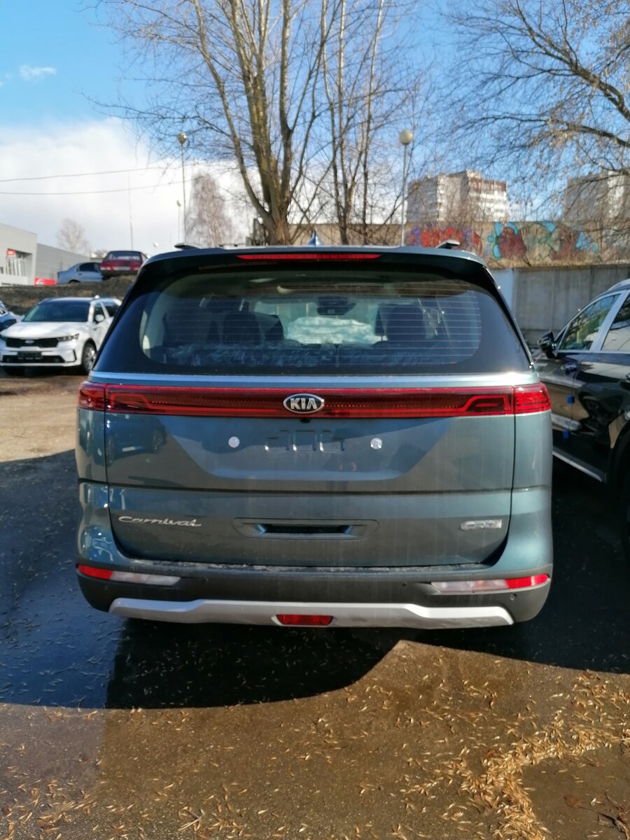 Огромный кузов с дорожным просветом в 182 мм – очевидная кроссоверная история, очень по Американски. Колесная база 3090 мм.. В чем Carnival точно не кроссовер, так это в приводе: машина исключительно переднеприводная.
