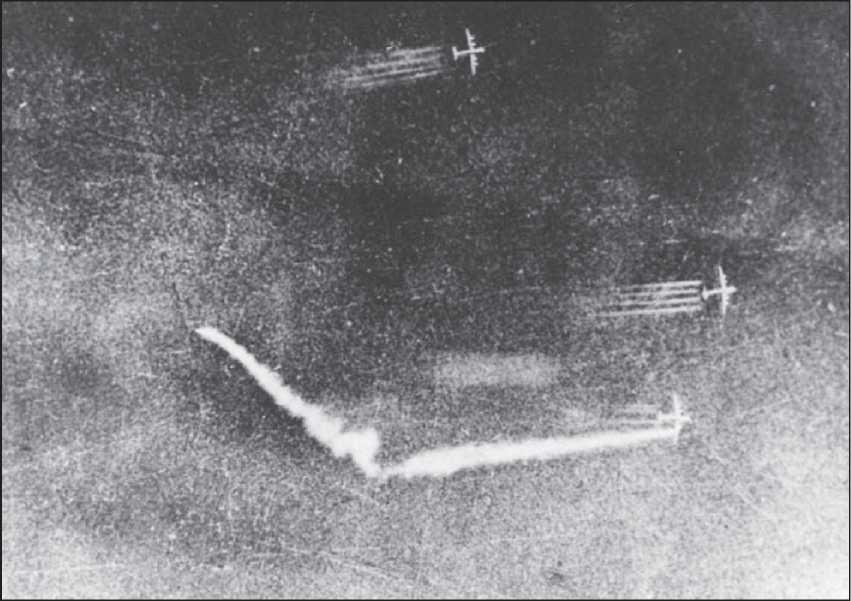 Эта фотография была сделана с аэродрома Наримасу газетным репортером и показывает таранную атаку с-та Масуми Юки из 47 сентая. Искалеченная суперкрепость была добита стаей других "Торю".