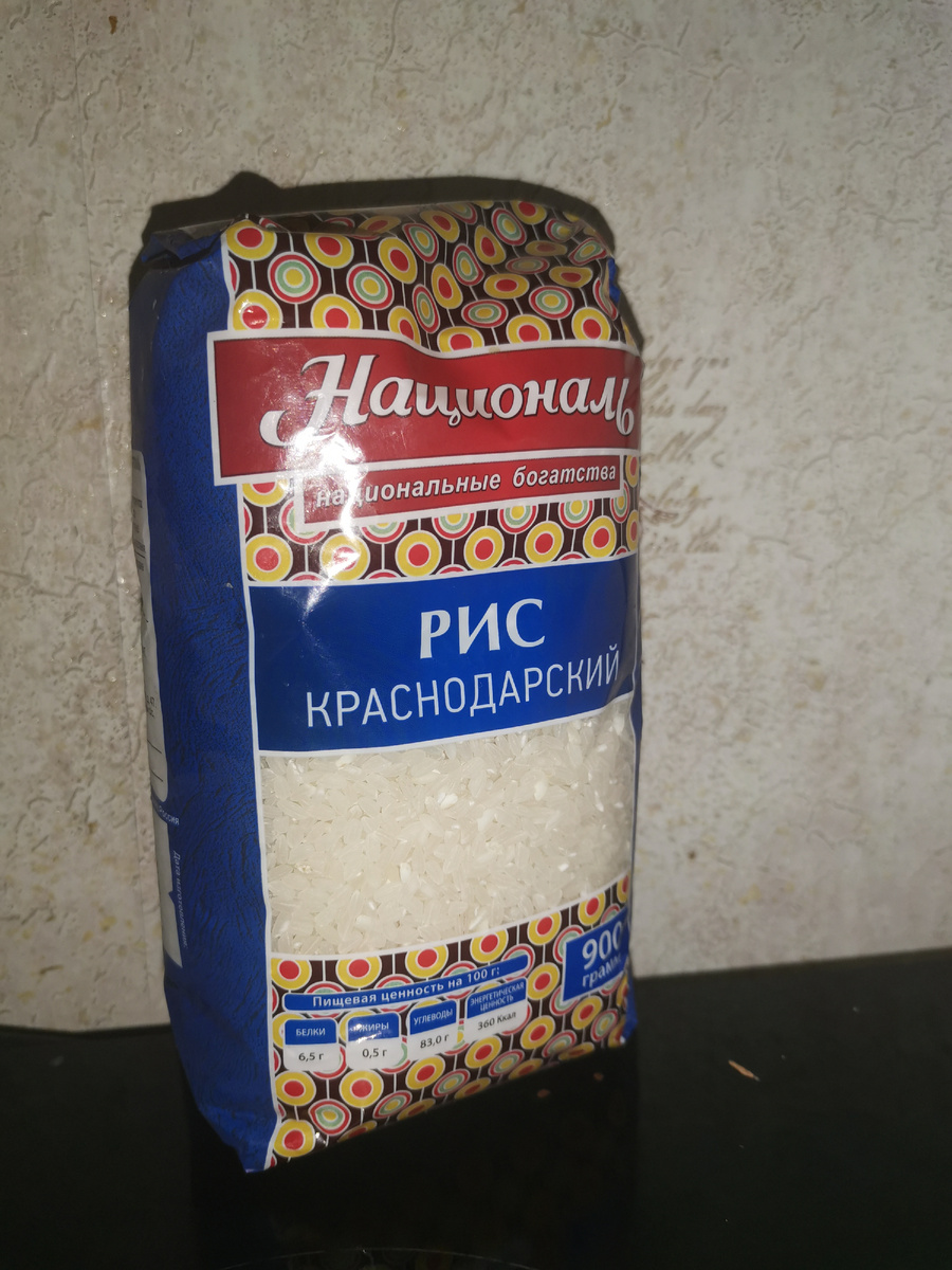 Не обязательно покупать специальный  рис для суши. Специалисты советуют покупать круглозерный, потому что он лучше клеится. 