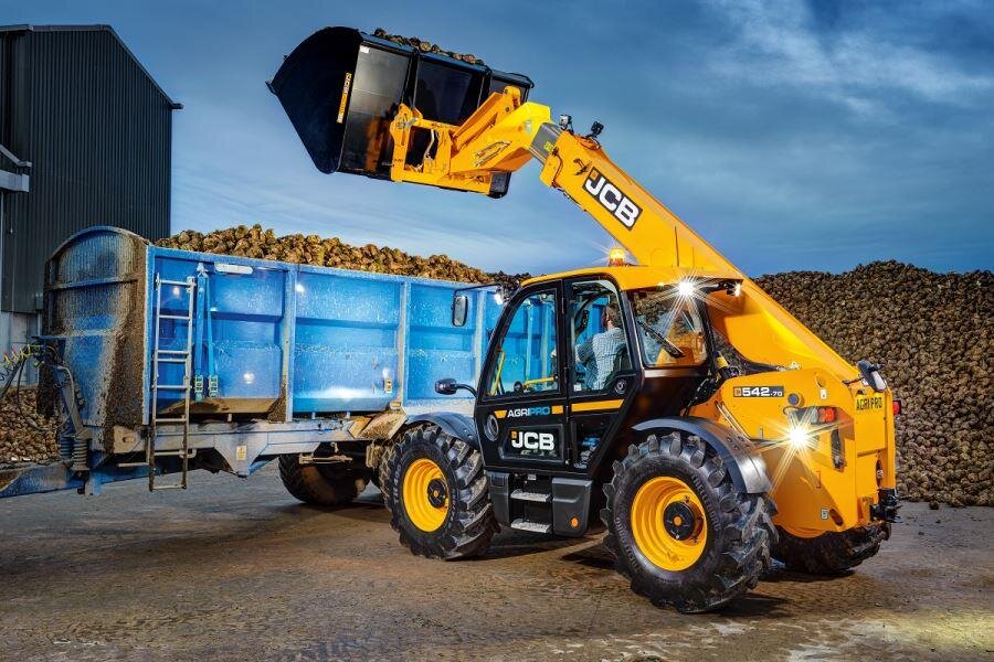 Российским аграриям стали доступны новые телескопические погрузчики JCB серии III