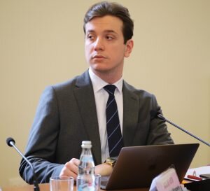 Магомед Колгаев , руководитель проектов шеринга Департамента транспорта и развития дорожно-транспортной инфраструктуры города Москвы:  «Динамика развития сервисов аренды самокатов стремительно растет. По состоянию на 20 мая 2021 года уже совершено более 1,3 млн поездок. Самокаты показывает высокую утилизацию: 6 поездок на 1 самокат в день. В рамках работы с операторами проката электросамокатов в Москве мы планируем, и уже отчасти реализуем, создание медленных зон. Это участки улично-дорожной сети и парков, где скорость электросамокатов автоматически снижается до 15 км/ч, вне зависимости от пожелания пользователя. с целью предотвращения дорожно-транспортных происшествий с участием электросамокатов, они оснащаются передним амортизатором, который позволяет более комфортно проезжать препятствия. Самокаты также должны оснащаться фарой, светоотражателями, механическими звонками, а также сменными батареями».