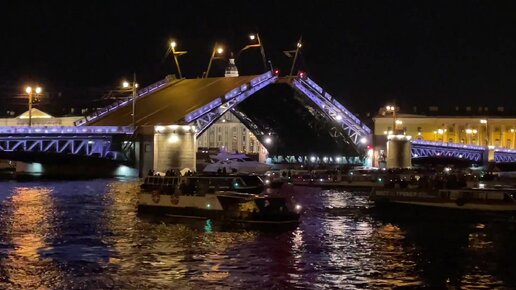 Развод Дворцового моста в Санкт-Петербурге. Толпа зрителей и эпичная музыка