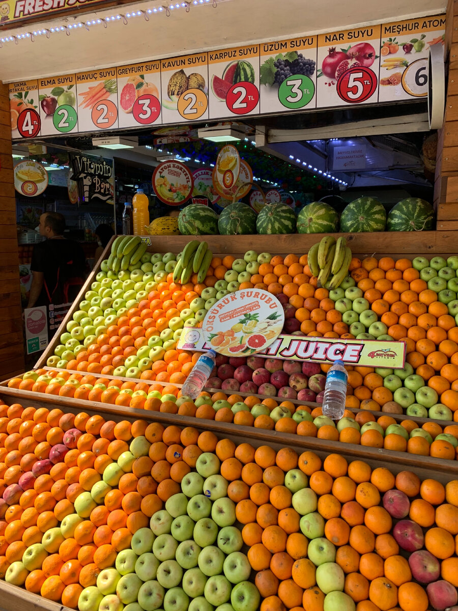 Вот это место с очень недорогими соками (цена в лирах, для рублей умножаем примерно на 9). Такие цены, потому что это студенческий район. Обычно в 3 раза дороже :)