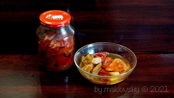 Перец вялено-копчёный пикантный в масле.