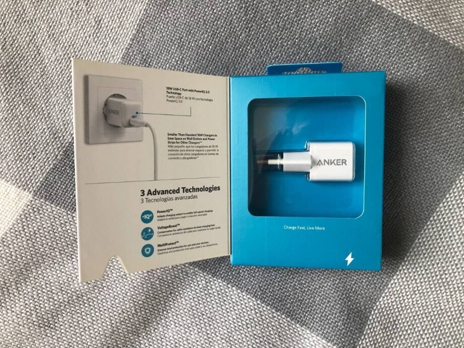 Сетевая зарядка ANKER PowerPort 3 Nano 18W в упаковке с магнитом