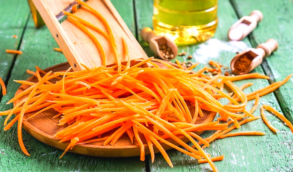 Корейская морковка. Морковь по-корейски. Морковка по корейски. Закуска корейская из моркови. Морковь по корейски в домашних