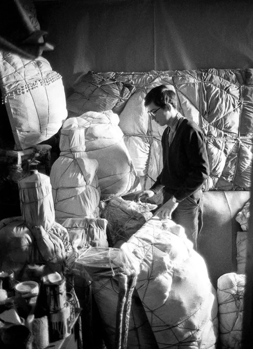 Кристо в своей студии, 1962 г. Фото: Энзо Селлерио