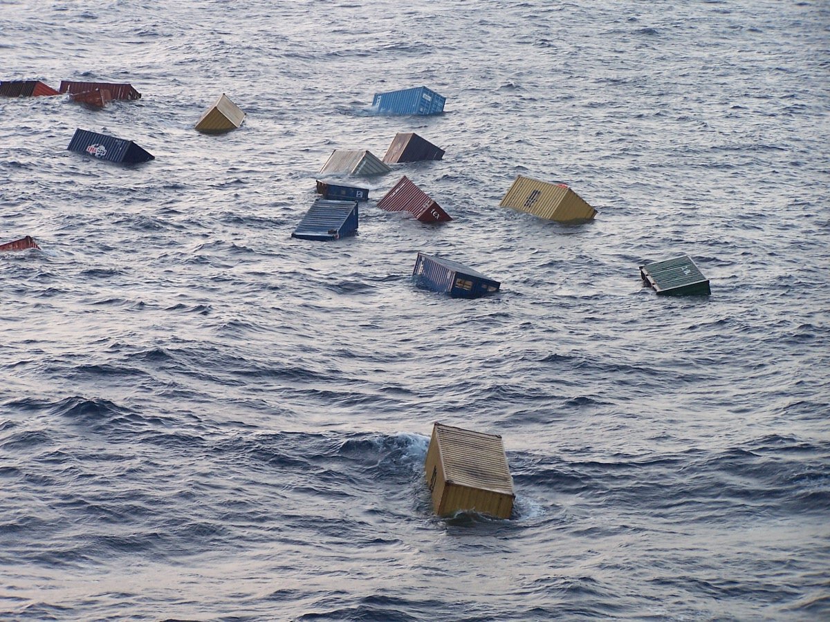 Контейнеры с утонувшего судна. Фото автора.