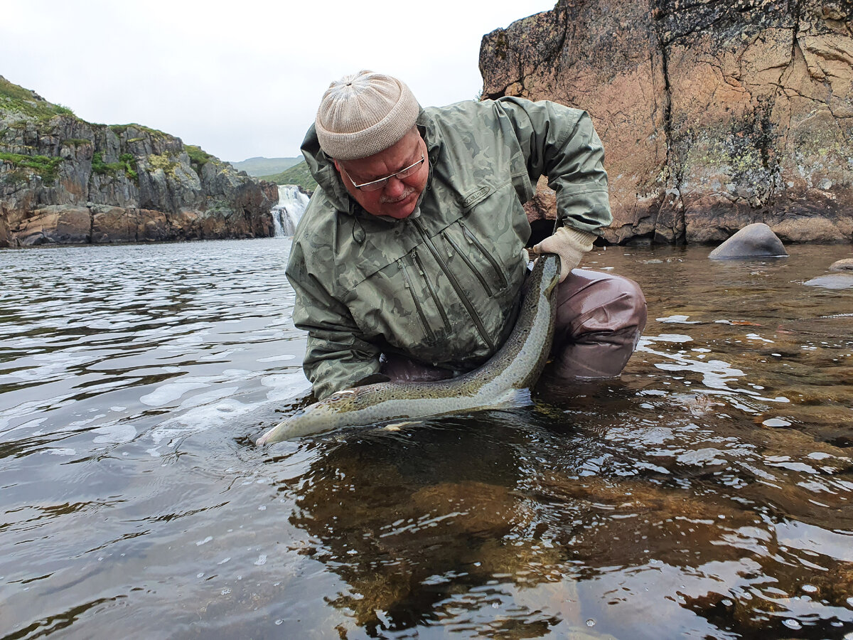 Не так просто взять в руки крупную рыбу для хорошей фотографии.