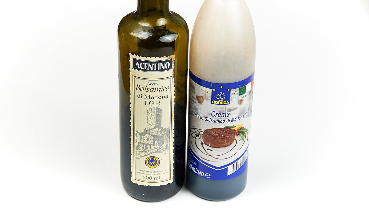 Слева вполне приличный уксус, а вот справа крем с карамелью (из "Метро". Для украшения блюд и по вкусу - норм, но ни разу не "бальзамический") 