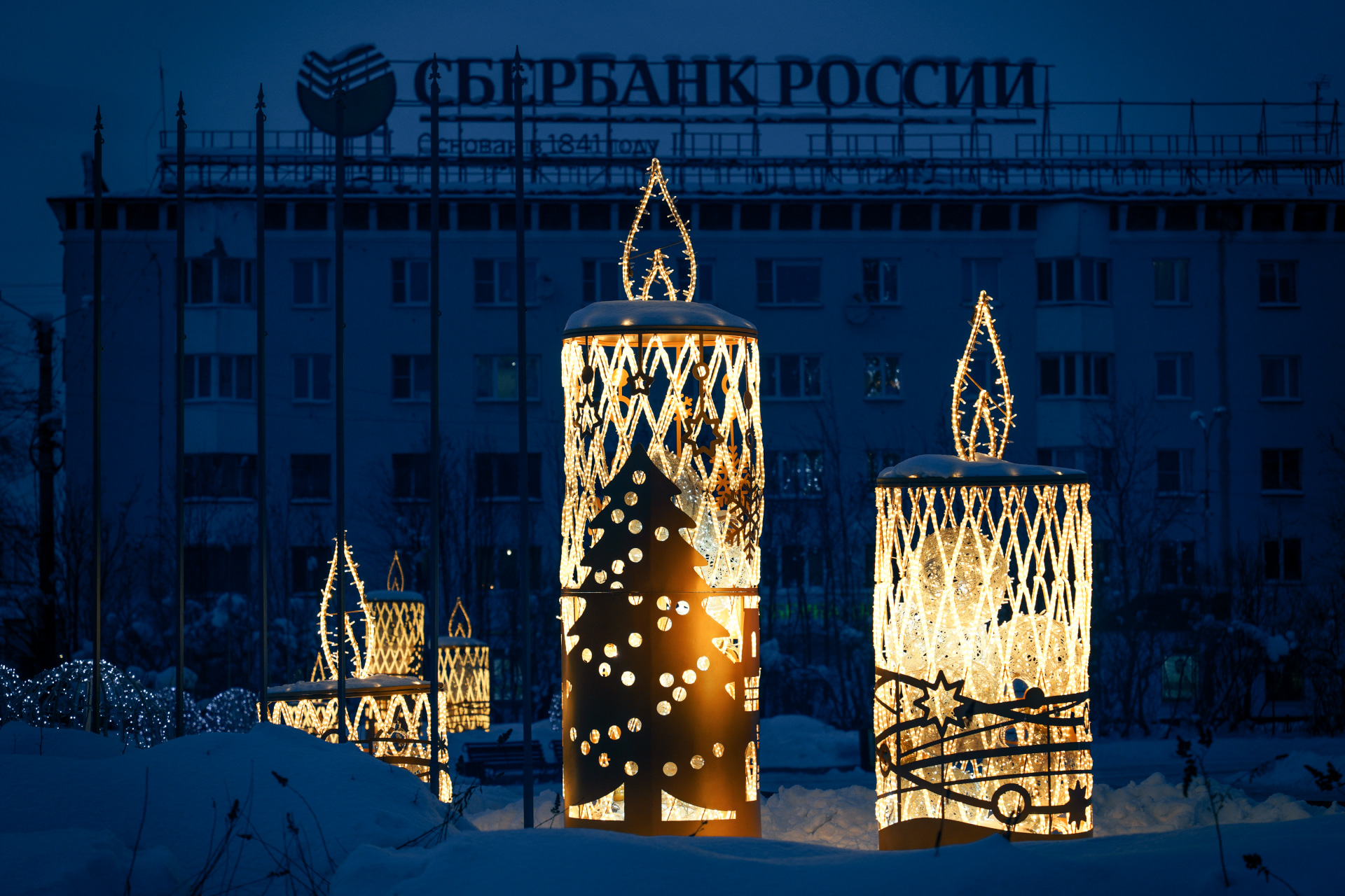 На Севере жить! Как украшают Мурманск к Новому Году3