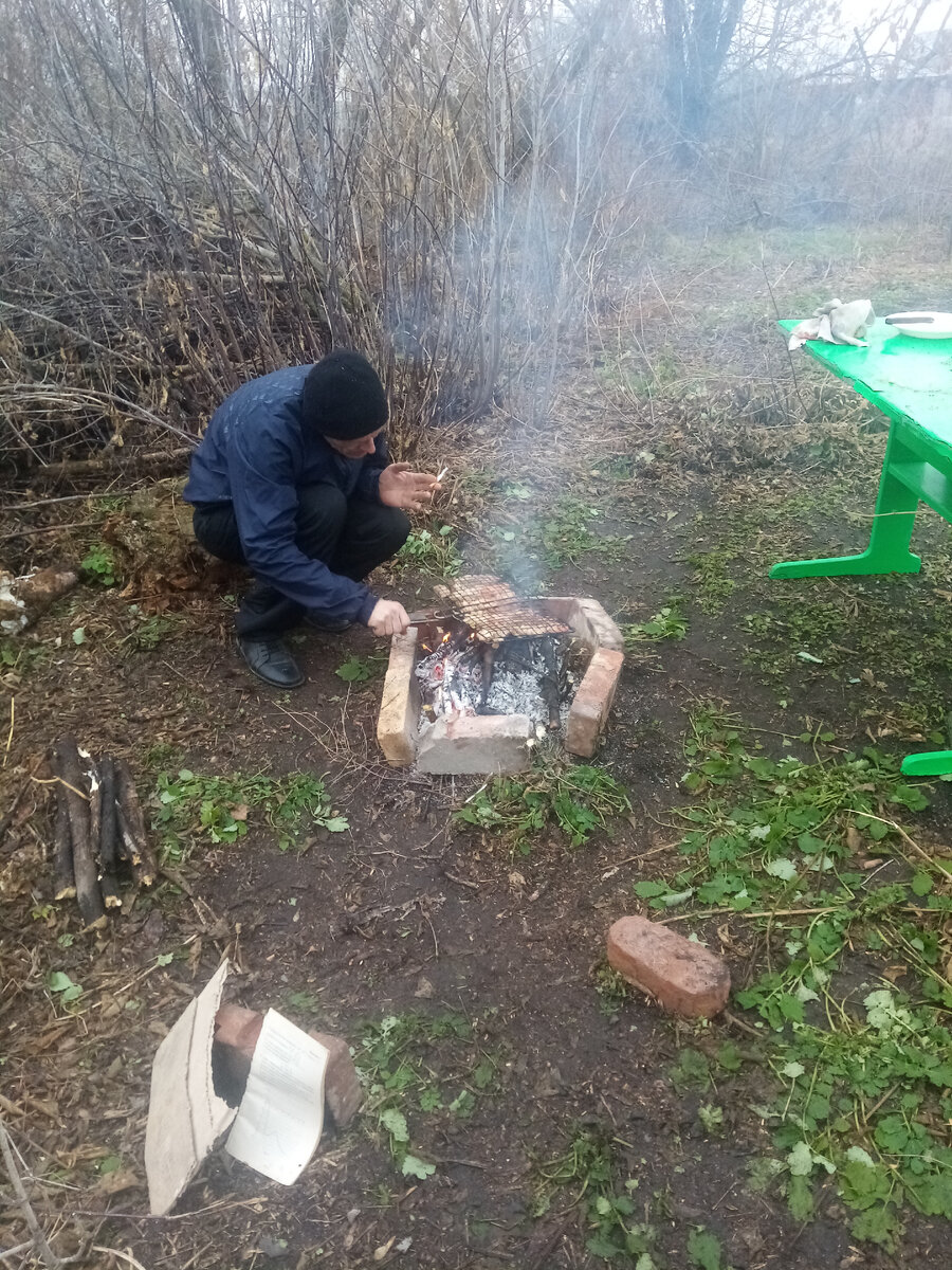 Вот и нашлось применение мебели, которую нам привезли из школы. Списанная в учебном учреждении, у нас она получила новую жизнь))))