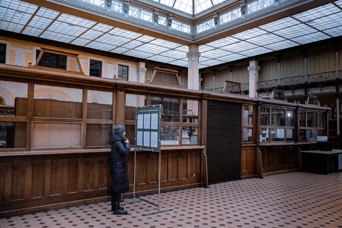 Юля изучает стенды. Народу - нуль.