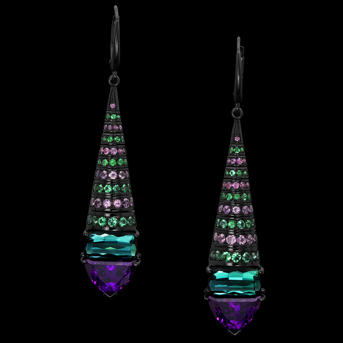 Серьги Asteria ослепительны и драматичны. Эти яркие серьги украшены набором королевских пурпурных гранатов и зеленых турмалинов