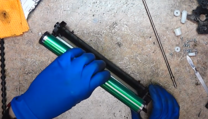 Фото 77. Очищаем верхнюю крышку от остатков девелопера