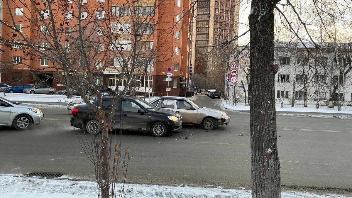     Жесткая авария произошла сегодня в Тюмени. На улице Червишевский тракт (в районе дома № 58) столкнулись LADA Granta и Nexia. По словам очевидцев, перекрытыми из-за аварии оказались две полосы движения.