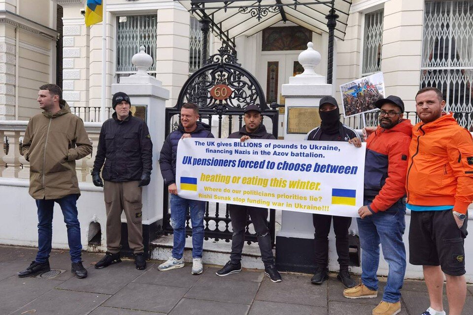 Финансирование украины новости. Митинг в Лондоне в поддержку Украины. Протест против компаний. Против власти. Активисты.