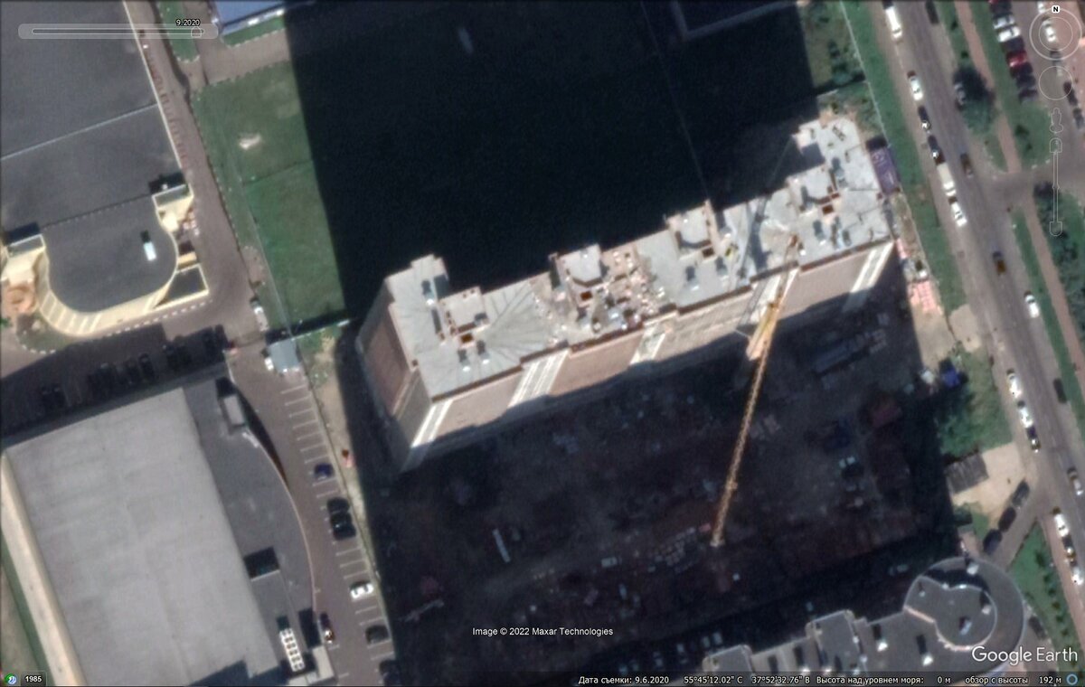 09.2020 Обратите внимание на левый верхний угол дома. Рядом проходит забор, а левее маленькая серая будка. Смотрите теперь следующий скриншот
