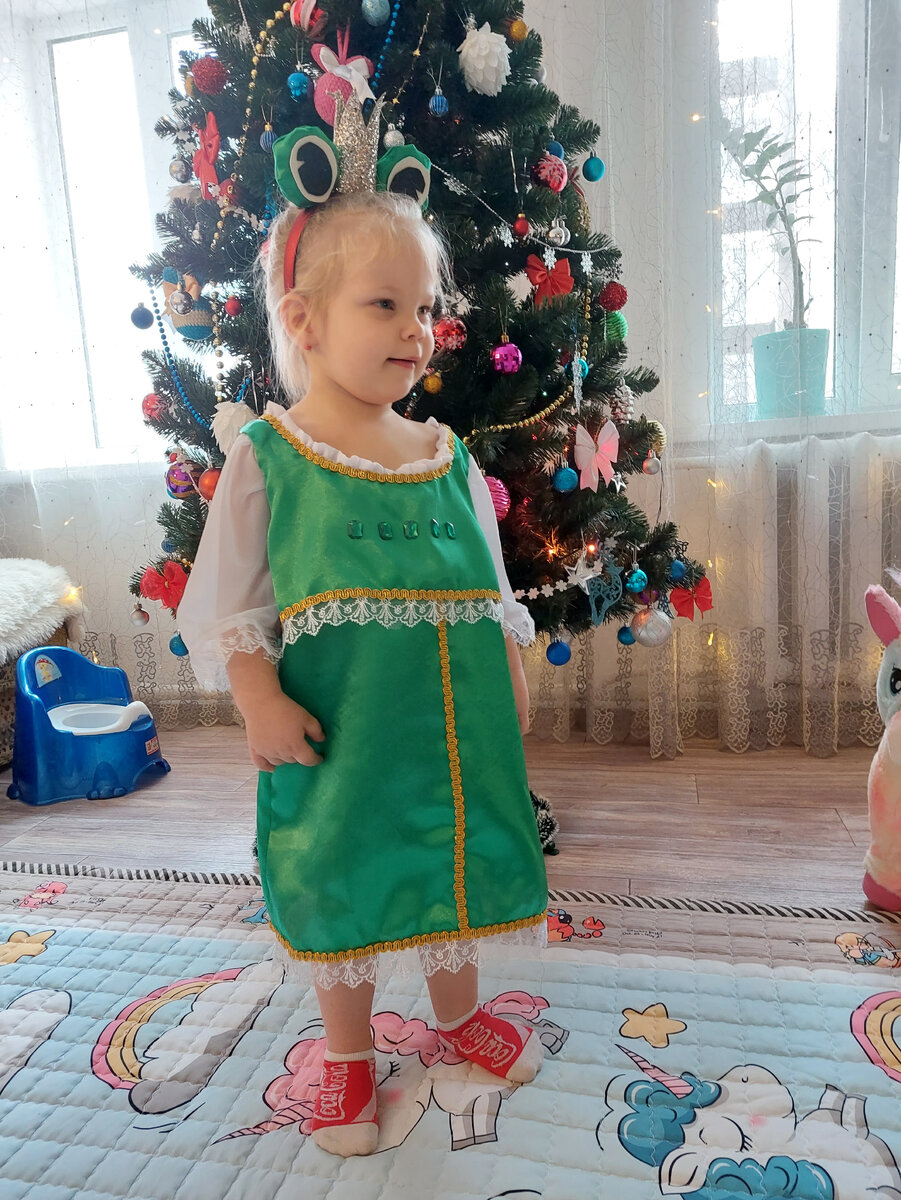 Сарафан при первой примерке. По фото не видно, но он буквально падал при малейшем движении.