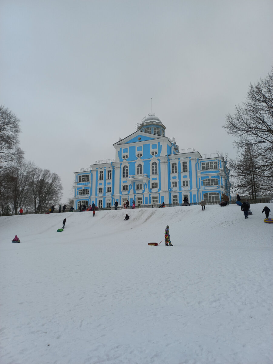Декабрь 2022.  Северный фасад после реставрации. Зимой так здорово кататься с горки! А горка - это тот самый литориновый уступ. Листайте.