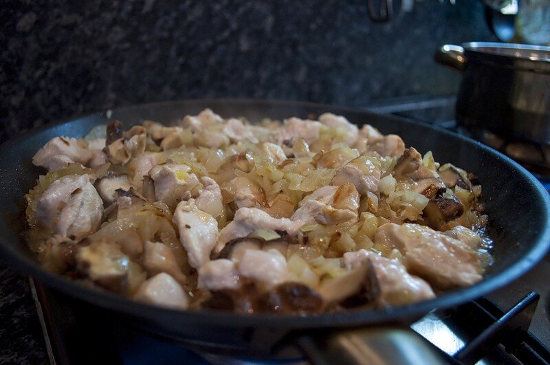 Курица с тестом и луком. Куриное филе с грибами на сковороде. Филе куриное жареное с луком. Курица с грибами на сковороде. Жареные шампиньоны с курицей.