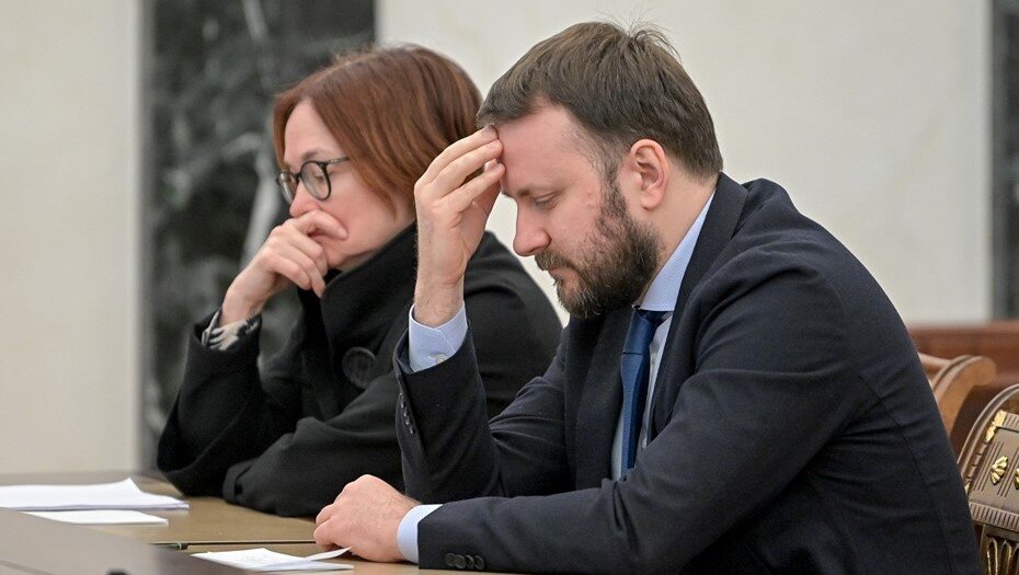    Помощник президента Максим Орешкин и председатель ЦБ Эльвира Набиуллина на совещании с Владимиром Путиным 28 февраля выглядели весьма озадаченными. Автор фото: Алексей Никольский/ТАСС