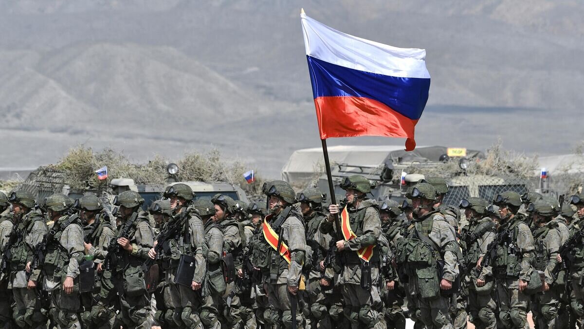    Военнослужащие ВС РФ на учениях ОДКБ "Рубеж-2021" на полигоне Эдельвейс в Иссык-Кульской области Киргизии© РИА Новости / Константин Михальчевский