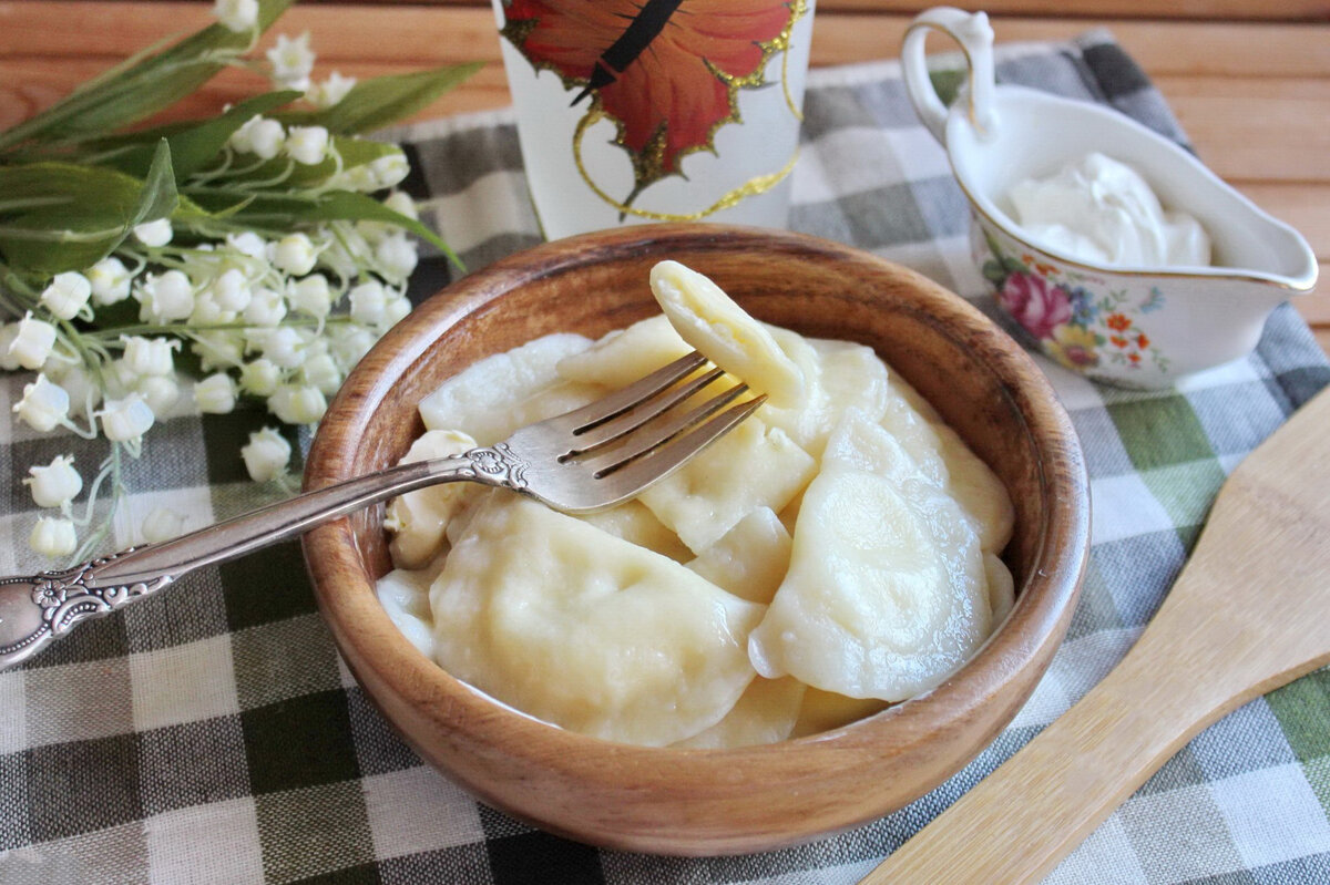 Вареники с творогом - одни из самых популярных. Причем, они могут быть сладкими и несладкими. Сегодня у нас первый вариант. Блюдо замечательное для взрослых и детей. Вкусное, простое, полезное и сытное! 