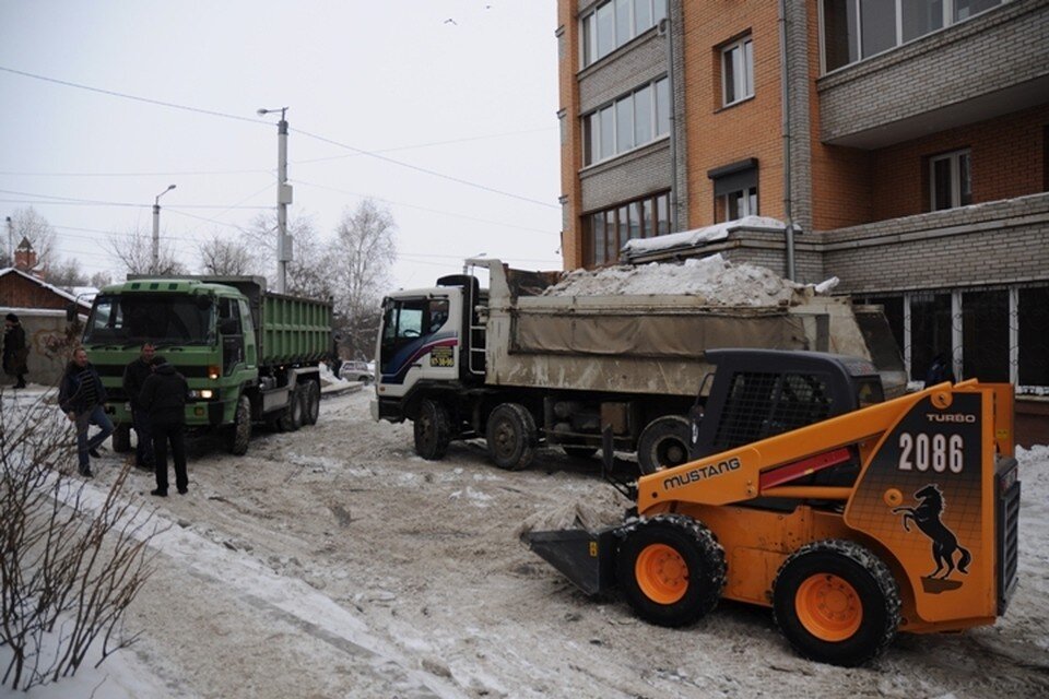     Несмотря на праздничные выходные, в Иркутске продолжается уборка снега с улиц. Юлия ПЫХАЛОВА