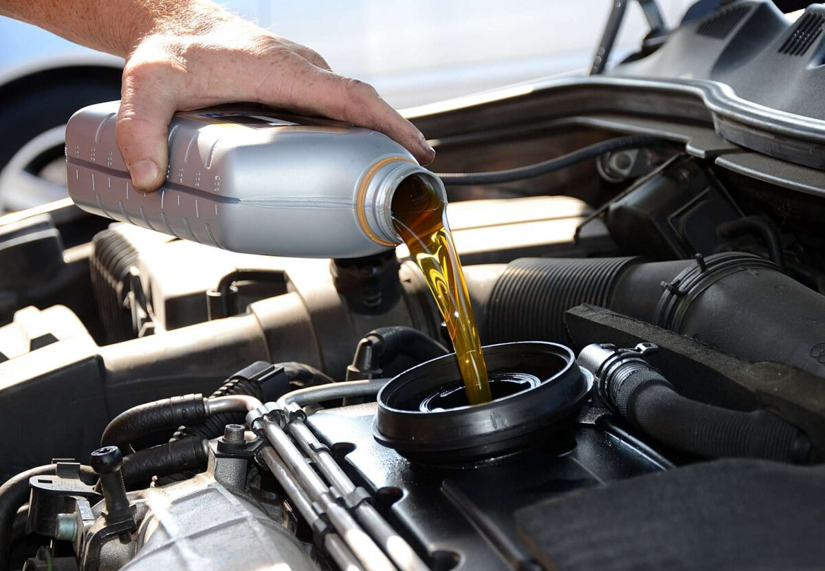 Когда и как часто менять масло в двигателе автомобиля?