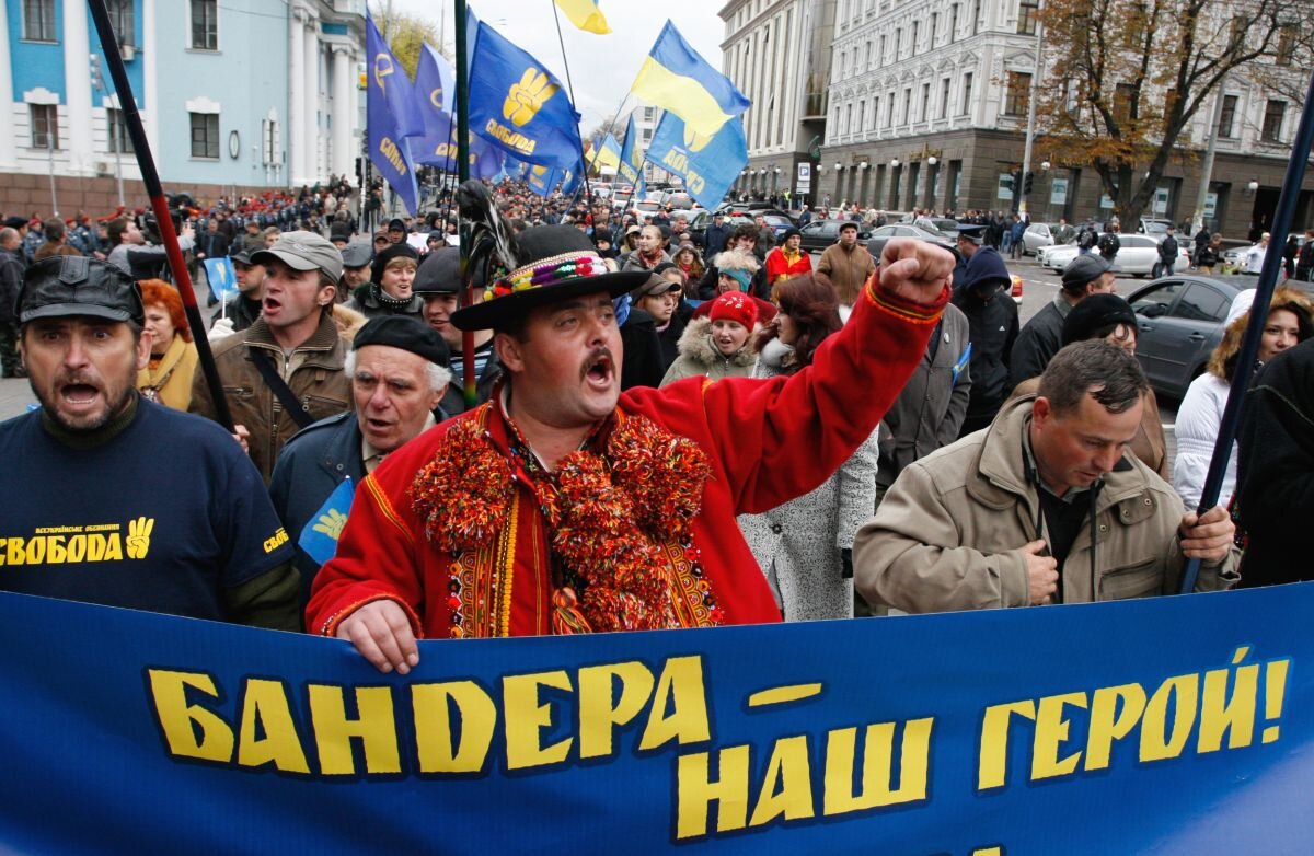Современные украинцы. И вот с частью таких "товарищей" нам придётся жить. Фото из открытых источников в интернете.