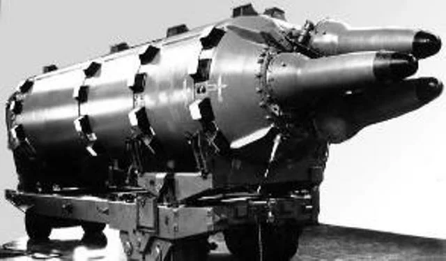 1974, 4 января - Постановлением Совета министров СССР на вооружение ВМФ принят комплекс Д-5у с баллистической ракетой с подводным стартом Р-27у, оснащенной моноблочной или тремя разделяющимися боеголовками.