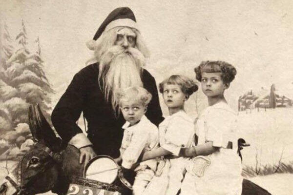     Пугающие фото Санта-Клауса в американских ТЦ. Вы не захотите к нему на коленки!