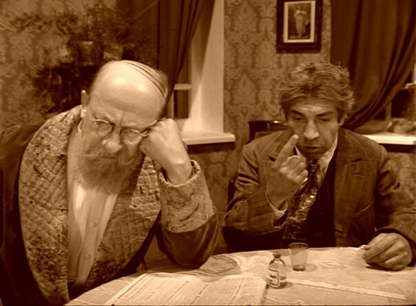 Кадр из фильма "Собачье сердце" (1988). Слева - профессор Преображенский (актёр Е. Евстигнеев), справа - Шариков (актёр В. Толоконников)